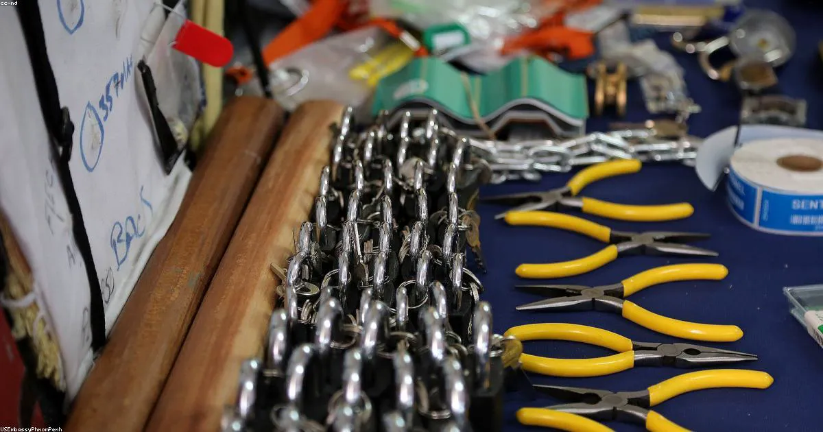 El trabajo del cerrajero y la ley en España — llave metálica y documentación legal, Cerrajería San Jorge Zaragoza