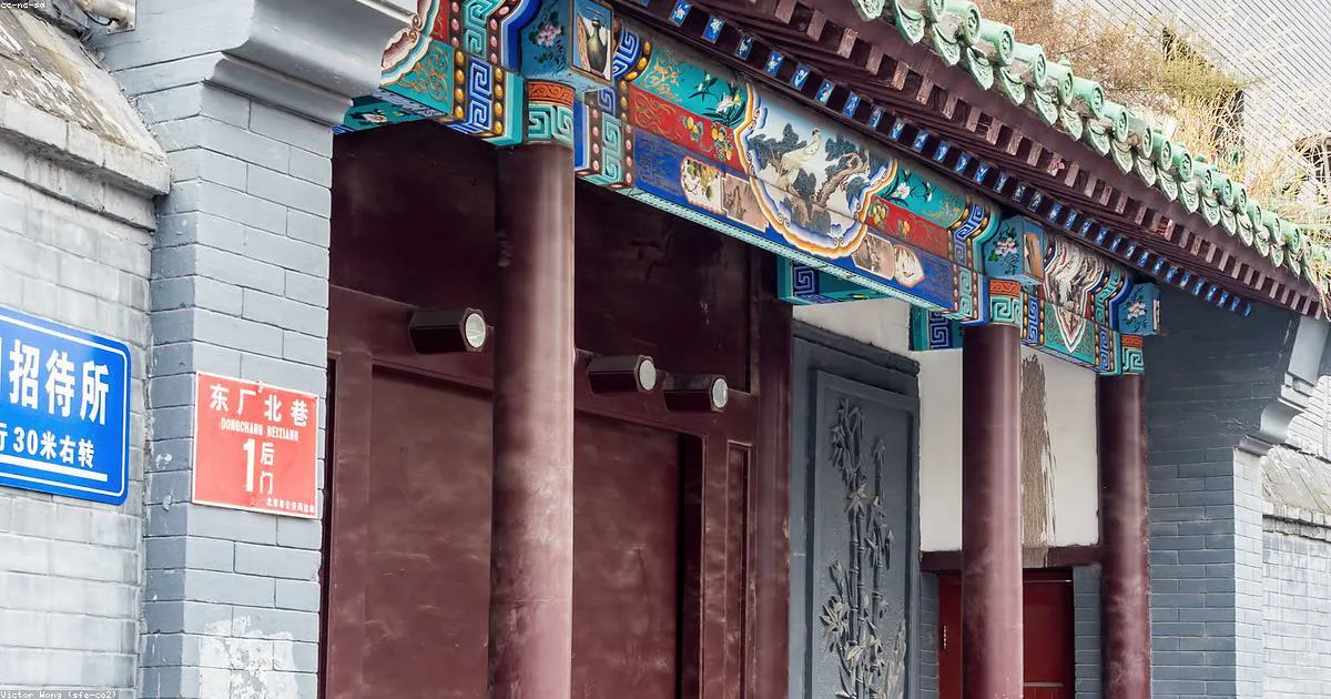 Feng shui en puertas y ventanas — ejemplo de entrada armónica para vivienda en Zaragoza